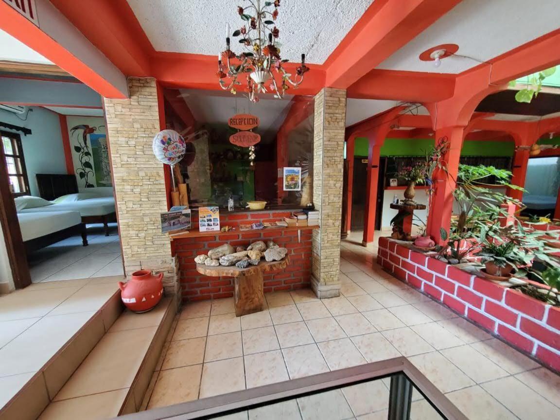 Hotel & Hostal Yaxkin Copán エクステリア 写真