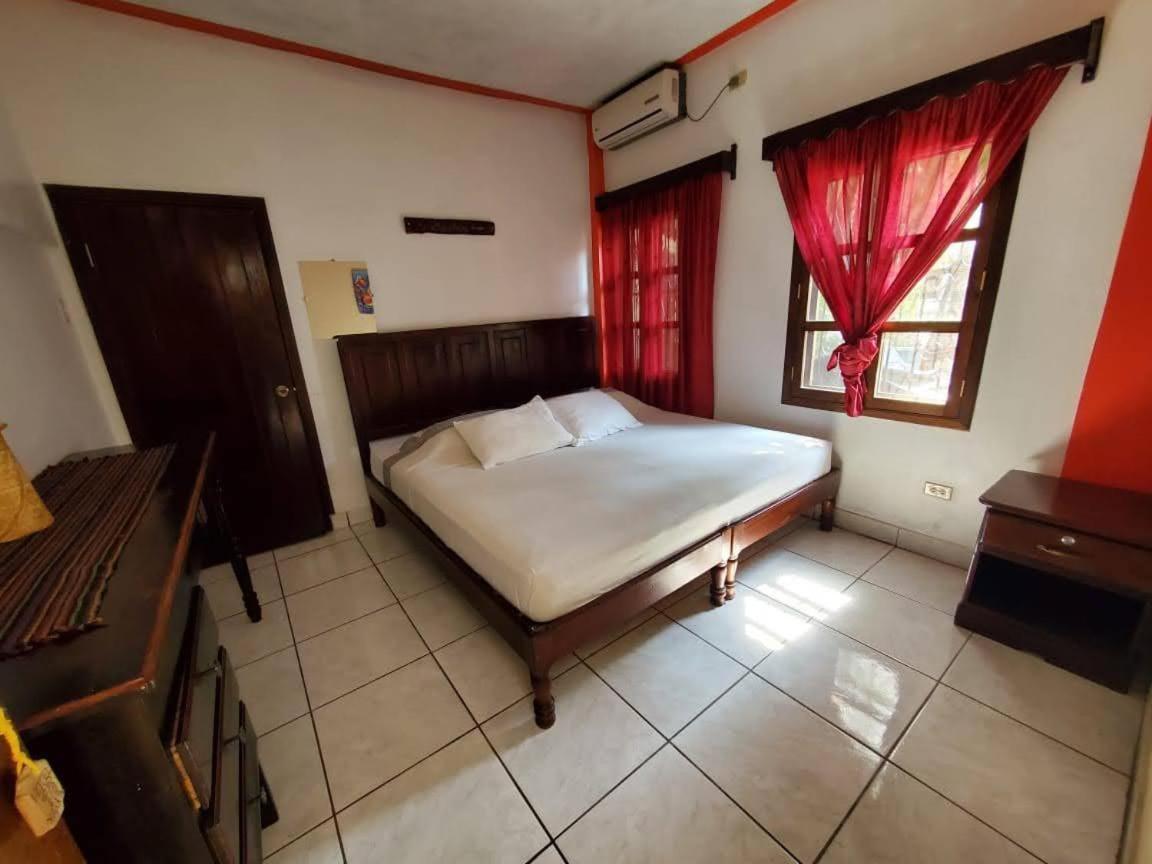 Hotel & Hostal Yaxkin Copán エクステリア 写真