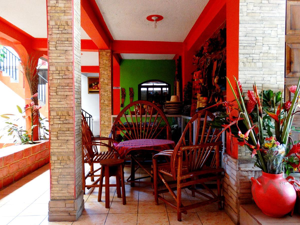 Hotel & Hostal Yaxkin Copán エクステリア 写真