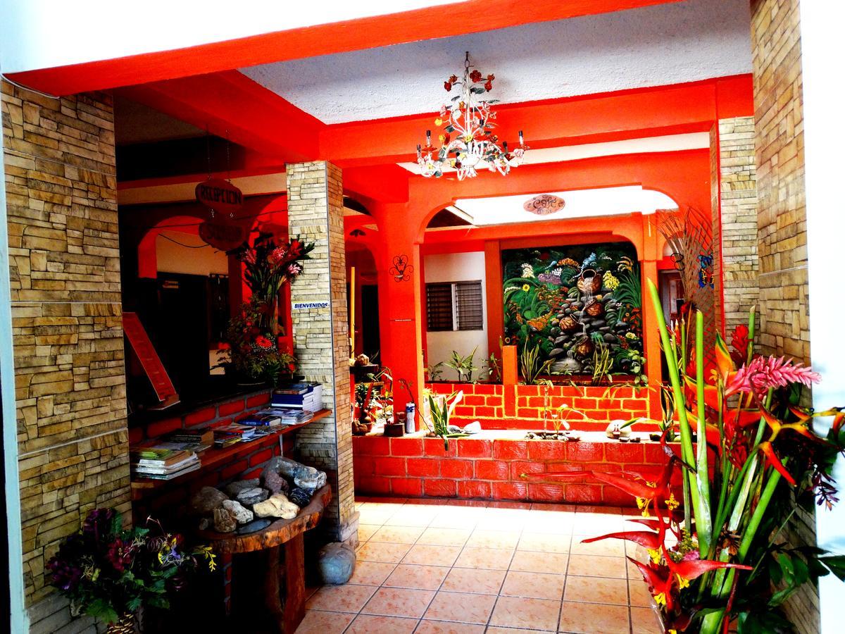 Hotel & Hostal Yaxkin Copán エクステリア 写真