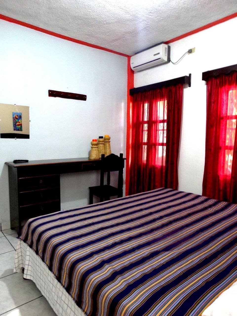 Hotel & Hostal Yaxkin Copán エクステリア 写真