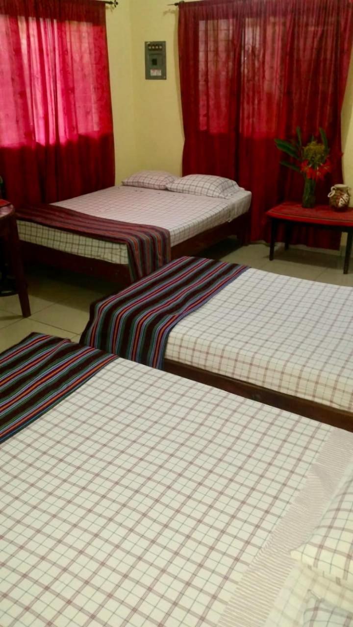 Hotel & Hostal Yaxkin Copán エクステリア 写真